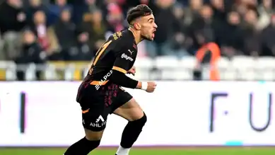 Futbolcu, Hakemi Ağlayarak Eleştirdi!