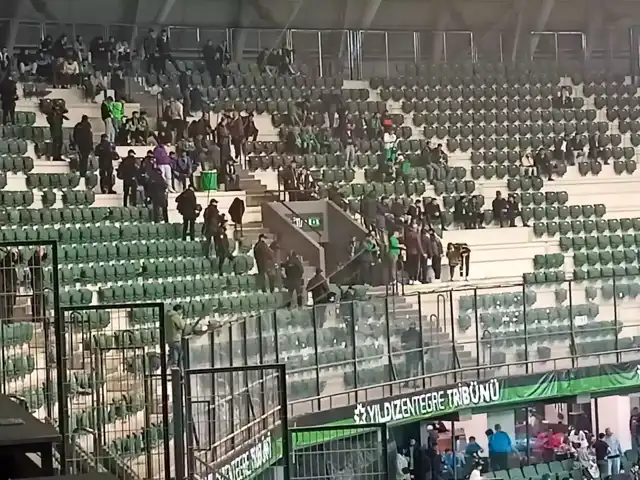 Kocaelispor-Iğdır FK Maçında Taraftarlar Olay Çıkardı