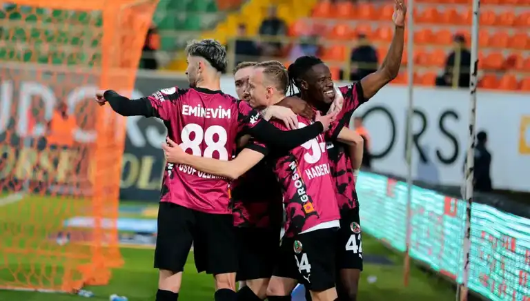 Alanyaspor, Başakşehir'i 5-4'lük Gollü Maçla Yendi!