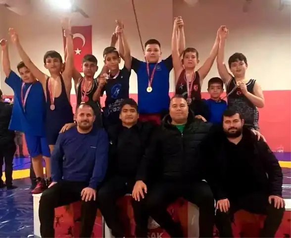 Yunusemre Belediyespor Miniklerden Madalya Yağmuru!